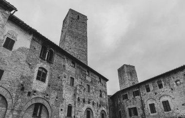 San Gimignano, Toskana 'da bir şehirdir. 13. yüzyıl duvarlarıyla çevrili olan tarihi merkezinin en önemli parçası Piazza della Cisterna 'dır. Ortaçağ kulelerinin siluetinde Torre Grossa taşın altında duruyor..