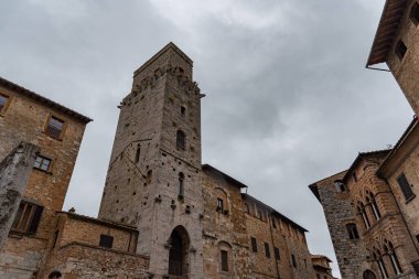 San Gimignano, Toskana 'da bir şehirdir. 13. yüzyıl duvarlarıyla çevrili olan tarihi merkezinin en önemli parçası Piazza della Cisterna 'dır. Ortaçağ kulelerinin siluetinde Torre Grossa taşın altında duruyor..