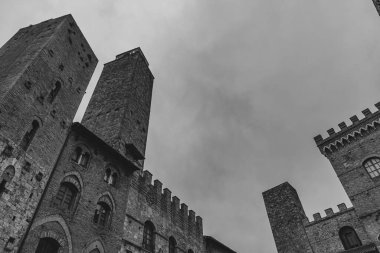 San Gimignano, Toskana 'da bir şehirdir. 13. yüzyıl duvarlarıyla çevrili olan tarihi merkezinin en önemli parçası Piazza della Cisterna 'dır. Ortaçağ kulelerinin siluetinde Torre Grossa taşın altında duruyor..