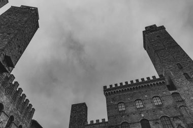 San Gimignano, Toskana 'da bir şehirdir. 13. yüzyıl duvarlarıyla çevrili olan tarihi merkezinin en önemli parçası Piazza della Cisterna 'dır. Ortaçağ kulelerinin siluetinde Torre Grossa taşın altında duruyor..