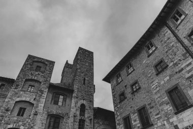San Gimignano, Toskana 'da bir şehirdir. 13. yüzyıl duvarlarıyla çevrili olan tarihi merkezinin en önemli parçası Piazza della Cisterna 'dır. Ortaçağ kulelerinin siluetinde Torre Grossa taşın altında duruyor..
