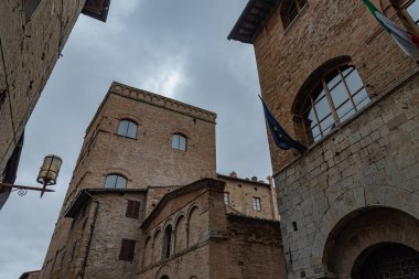 San Gimignano, Toskana 'da bir şehirdir. 13. yüzyıl duvarlarıyla çevrili olan tarihi merkezinin en önemli parçası Piazza della Cisterna 'dır. Ortaçağ kulelerinin siluetinde Torre Grossa taşın altında duruyor..