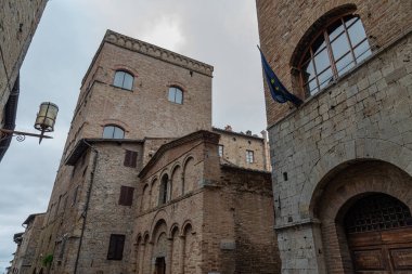 San Gimignano, Toskana 'da bir şehirdir. 13. yüzyıl duvarlarıyla çevrili olan tarihi merkezinin en önemli parçası Piazza della Cisterna 'dır. Ortaçağ kulelerinin siluetinde Torre Grossa taşın altında duruyor..