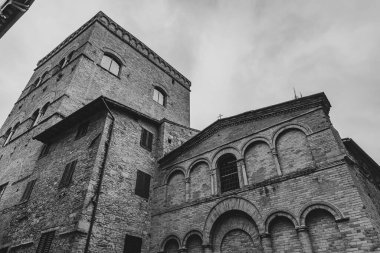 San Gimignano, Toskana 'da bir şehirdir. 13. yüzyıl duvarlarıyla çevrili olan tarihi merkezinin en önemli parçası Piazza della Cisterna 'dır. Ortaçağ kulelerinin siluetinde Torre Grossa taşın altında duruyor..