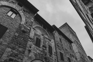 San Gimignano, Toskana 'da bir şehirdir. 13. yüzyıl duvarlarıyla çevrili olan tarihi merkezinin en önemli parçası Piazza della Cisterna 'dır. Ortaçağ kulelerinin siluetinde Torre Grossa taşın altında duruyor..