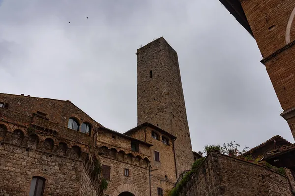 ジミニャーノ San Gimignano トスカーナ州の都市 13世紀の城壁に囲まれた歴史的中心部の中心は システルナ広場です 中世の塔のスカイラインでは 石のトーレ グロッサが立っています — ストック写真