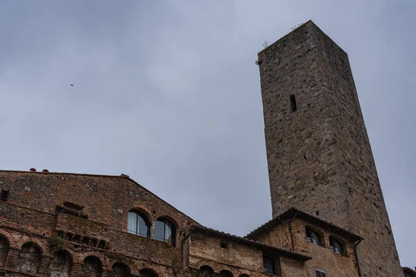 ジミニャーノ San Gimignano トスカーナ州の都市 13世紀の城壁に囲まれた歴史的中心部の中心は システルナ広場です 中世の塔のスカイラインでは 石のトーレ グロッサが立っています — ストック写真