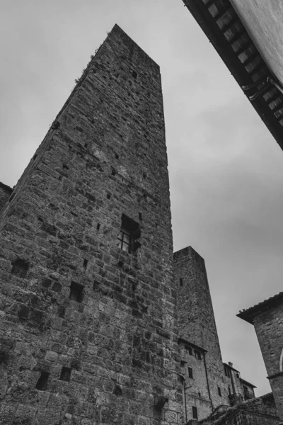 ジミニャーノ San Gimignano トスカーナ州の都市 13世紀の城壁に囲まれた歴史的中心部の中心は システルナ広場です 中世の塔のスカイラインでは 石のトーレ グロッサが立っています — ストック写真