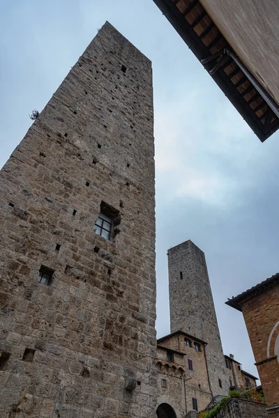 ジミニャーノ San Gimignano トスカーナ州の都市 13世紀の城壁に囲まれた歴史的中心部の中心は システルナ広場です 中世の塔のスカイラインでは 石のトーレ グロッサが立っています — ストック写真