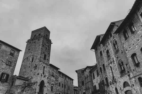圣吉米尼亚诺是托斯卡纳的一个城市 它被13世纪的城墙环绕 其历史中心的中心是西斯特纳广场 Piazza Della Cisterna 中世纪塔楼的天际线上矗立着巨石阵 — 图库照片