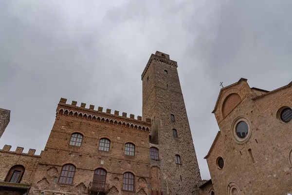 ジミニャーノ San Gimignano トスカーナ州の都市 13世紀の城壁に囲まれた歴史的中心部の中心は システルナ広場です 中世の塔のスカイラインでは 石のトーレ グロッサが立っています — ストック写真