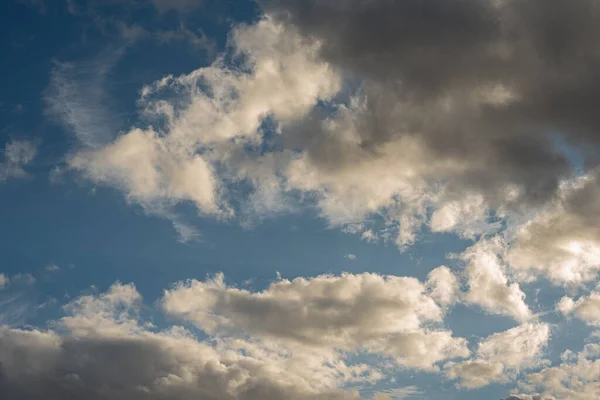 Σύννεφα Στον Ουρανό Υπέροχο Θέαμα Ενός Ουρανού Γεμάτου Σύννεφα Βάθος — Φωτογραφία Αρχείου