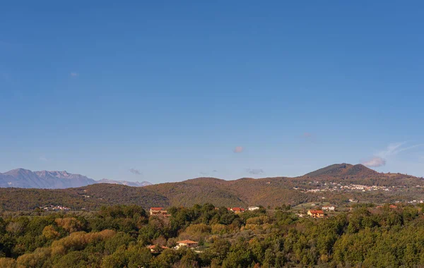 Molise, Adriyatik Denizi kıyısında uzanan bir İtalyan dağlık bölgesidir. Apennine Dağları 'ndaki Abruzzo Milli Parkı' nın zengin bir kısmını kapsıyor..