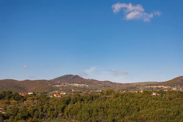 Molise, Adriyatik Denizi kıyısında uzanan bir İtalyan dağlık bölgesidir. Apennine Dağları 'ndaki Abruzzo Milli Parkı' nın zengin bir kısmını kapsıyor..