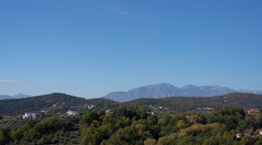 Molise, Adriyatik Denizi kıyısında uzanan bir İtalyan dağlık bölgesidir. Apennine Dağları 'ndaki Abruzzo Milli Parkı' nın zengin bir kısmını kapsıyor..