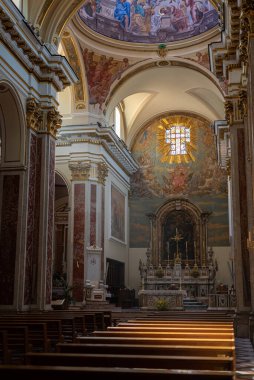 Isernia, Molise. Havari Aziz Petrus Katedrali, Isernia şehrinin en önemli Katolik binasıdır..