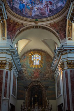 Isernia, Molise. Havari Aziz Petrus Katedrali, Isernia şehrinin en önemli Katolik binasıdır..