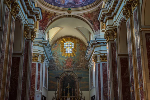 Isernia, Molise. Havari Aziz Petrus Katedrali, Isernia şehrinin en önemli Katolik binasıdır..