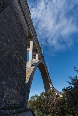 Isernia, Molise, İtalya. Santo Spirito demiryolu köprüsü. Görünüm