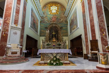 Isernia, Molise. Havari Aziz Petrus Katedrali, Isernia şehrinin en önemli Katolik binasıdır..