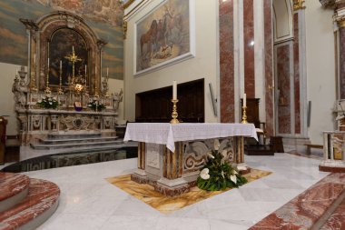 Isernia, Molise. Havari Aziz Petrus Katedrali, Isernia şehrinin en önemli Katolik binasıdır..