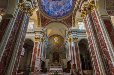 Isernia, Molise. Havari Aziz Petrus Katedrali, Isernia şehrinin en önemli Katolik binasıdır..