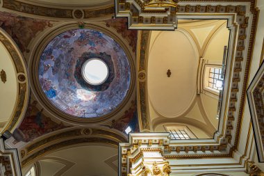 Isernia, Molise. Havari Aziz Petrus Katedrali, Isernia şehrinin en önemli Katolik binasıdır..