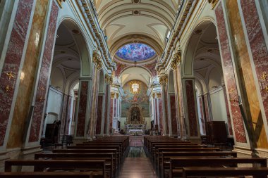 Isernia, Molise. Havari Aziz Petrus Katedrali, Isernia şehrinin en önemli Katolik binasıdır..