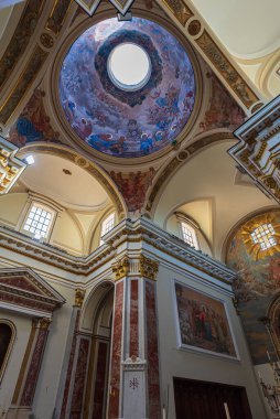 Isernia, Molise. Havari Aziz Petrus Katedrali, Isernia şehrinin en önemli Katolik binasıdır..