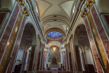 Isernia, Molise. Havari Aziz Petrus Katedrali, Isernia şehrinin en önemli Katolik binasıdır..