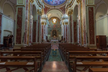 Isernia, Molise. Havari Aziz Petrus Katedrali, Isernia şehrinin en önemli Katolik binasıdır..