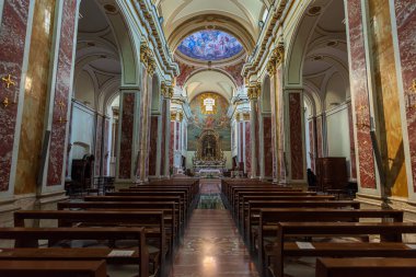 Isernia, Molise. Havari Aziz Petrus Katedrali, Isernia şehrinin en önemli Katolik binasıdır..