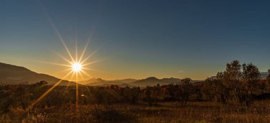 Molise, Adriyatik Denizi 'ne bakan bir İtalyan bölgesidir. Abruzzo Ulusal Parkı 'nın zengin vahşi yaşam ve patikaları olan Appennine dağ sırasındaki bir bölümünü içerir..