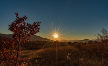 Molise, Adriyatik Denizi 'ne bakan bir İtalyan bölgesidir. Abruzzo Ulusal Parkı 'nın zengin vahşi yaşam ve patikaları olan Appennine dağ sırasındaki bir bölümünü içerir..
