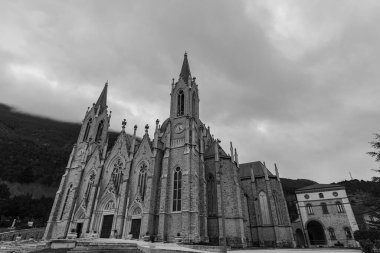 Castelpetroso, Molise. Madonna Addolorata 'nın mabedi. 28 Eylül 1890 'da ilk taşın atılmasıyla başlayan ve 1975' te tamamlanan mabet neo-gotik olarak inşa edilmiştir..