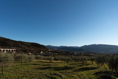 Molise, Adriyatik Denizi 'ne bakan bir İtalyan bölgesidir. Abruzzo Ulusal Parkı 'nın zengin vahşi yaşam ve patikaları olan Appennine dağ sırasındaki bir bölümünü içerir..