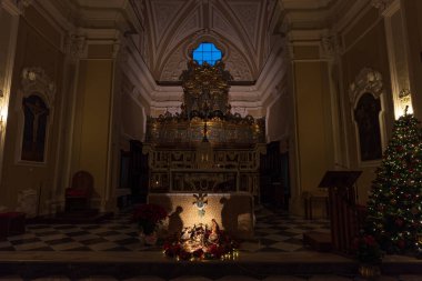 Teano. San Francesco Kilisesi. Doğum sahnesi. 14. yüzyılda, Gotik tarzında, geleneksel küçükler tarafından inşa edilmiş. Barok çağında büyük ölçüde yenilenmiş..
