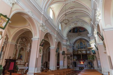 Capracotta, Isernia, Molise. Santa Maria Assunta Parish Kilisesi. Ana kilise olan ve şehrin en yüksek kesiminde, Terravecchia bölgesinde yer almaktadır.