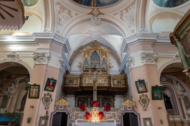 Capracotta, Isernia, Molise. Santa Maria Assunta Parish Kilisesi. Ana kilise olan ve şehrin en yüksek kesiminde, Terravecchia bölgesinde yer almaktadır.