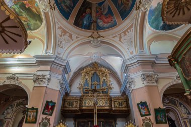 Capracotta, Isernia, Molise. Santa Maria Assunta Parish Kilisesi. Ana kilise olan ve şehrin en yüksek kesiminde, Terravecchia bölgesinde yer almaktadır.