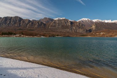 Castel San Vincenzo, Isernia, Molise, İtalya. Göl. 50 'li yılların sonunda hidroelektrik amaçlar için inşa edilmiş yapay bir rezervuar..