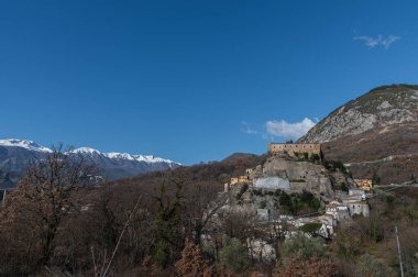 Cerro al Volturno, İtalya 'nın Molise eyaletinde yer alan bir şehirdir. Cerro Cerro Cerris 'in de dahil olduğu meşe ağaçları açısından zengin toprakları nedeniyle Cerro olarak da adlandırılır..