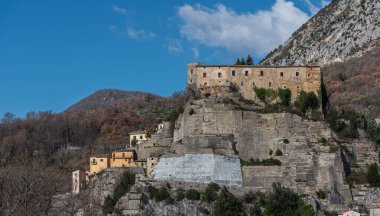 Cerro al Volturno, İtalya 'nın Molise eyaletinde yer alan bir şehirdir. Cerro Cerro Cerris 'in de dahil olduğu meşe ağaçları açısından zengin toprakları nedeniyle Cerro olarak da adlandırılır..