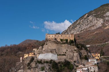 Cerro al Volturno, İtalya 'nın Molise eyaletinde yer alan bir şehirdir. Cerro Cerro Cerris 'in de dahil olduğu meşe ağaçları açısından zengin toprakları nedeniyle Cerro olarak da adlandırılır..