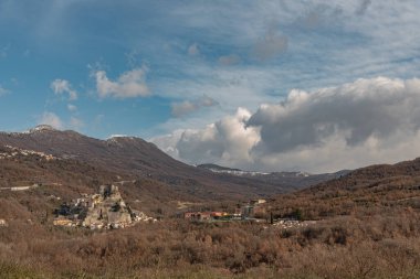 Cerro al Volturno, İtalya 'nın Molise eyaletinde yer alan bir şehirdir. Cerro Cerro Cerris 'in de dahil olduğu meşe ağaçları açısından zengin toprakları nedeniyle Cerro olarak da adlandırılır..