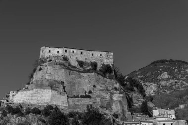 Cerro al Volturno, İtalya 'nın Molise eyaletinde yer alan bir şehirdir. Cerro Cerro Cerris 'in de dahil olduğu meşe ağaçları açısından zengin toprakları nedeniyle Cerro olarak da adlandırılır..