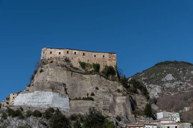 Cerro al Volturno, İtalya 'nın Molise eyaletinde yer alan bir şehirdir. Cerro Cerro Cerris 'in de dahil olduğu meşe ağaçları açısından zengin toprakları nedeniyle Cerro olarak da adlandırılır..