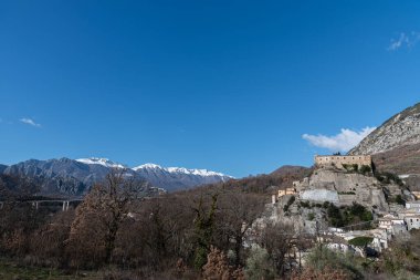 Cerro al Volturno, İtalya 'nın Molise eyaletinde yer alan bir şehirdir. Cerro Cerro Cerris 'in de dahil olduğu meşe ağaçları açısından zengin toprakları nedeniyle Cerro olarak da adlandırılır..