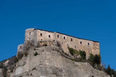 Cerro al Volturno, İtalya 'nın Molise eyaletinde yer alan bir şehirdir. Cerro Cerro Cerris 'in de dahil olduğu meşe ağaçları açısından zengin toprakları nedeniyle Cerro olarak da adlandırılır..