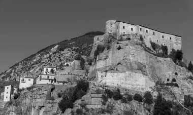 Cerro al Volturno, İtalya 'nın Molise eyaletinde yer alan bir şehirdir. Cerro Cerro Cerris 'in de dahil olduğu meşe ağaçları açısından zengin toprakları nedeniyle Cerro olarak da adlandırılır..